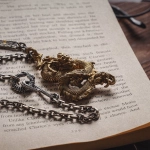 Декоративные стеклянные элементы в мифологическом стиле Zeus и Hades