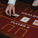 Стол для блэкджека с картами в казино - стеклянная призма азарта