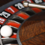 Стеклянное рулеточное колесо как элемент декора интерьера